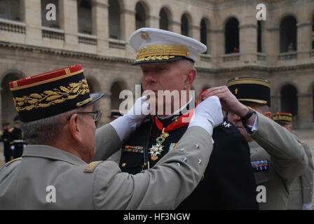 Le général James T. Conway, le 34e Commandant du Corps des Marines des États-Unis, est présenté avec l'Ordre National de la Légion d'honneur au cours d'une cérémonie militaire à l'historique des Invalides ici le 1er décembre. Le chef d'état-major de l'armée française Le Général Elrick Irastorza a remis le prix, qui comprenait un spectacle militaire complet, avec les pelotons de gardes d'honneur française, une bande de cérémonie, français et américains et des représentants militaires. L'USMC-120109-M-0884D-001 Banque D'Images