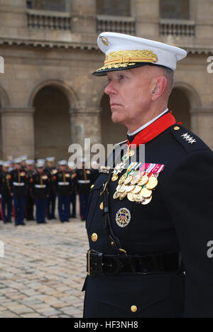 Le général James T. Conway, le 34e Commandant du Corps des Marines des États-Unis, se trouve en face de la formation cérémonie après le chef d'état-major de l'armée française Le Général Elrick Irastorza a présenté le commandant maritime avec l'Ordre National de la Légion d'honneur au cours d'une cérémonie militaire à l'historique des Invalides ici le 1er décembre. La cérémonie comprenait un spectacle militaire complet, avec les pelotons de gardes d'honneur française, une bande de cérémonie, français et américains et des représentants militaires. L'USMC-120109-M-0884D-003 Banque D'Images