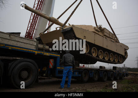 Les chars des Marines américaines, l'artillerie, les véhicules blindés légers et l'équipement lourd de la Force rotative de la mer Noire arrivent à la gare ferroviaire de Bethesda, Roumanie, 6 décembre 2015, pour participer à Platinum Lynx 16-2, un exercice multinational axé sur la préparation au combat et la coopération alliée. Banque D'Images