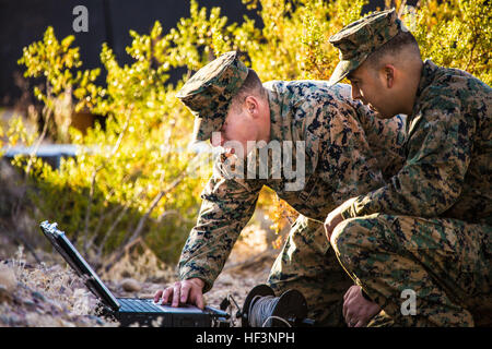 Le Sgt. Andrew Barnum (à gauche) et le sergent. Danny Salazar (droite), les techniciens des explosifs et munitions avec l'Administration centrale et de l'Escadron, basée à Marine Corps Air Station Yuma, analyser une radiographie d'un engin explosif improvisé lors d'un exercice d'entraînement à la Barry M. Goldwater Range à Yuma (Arizona), le mardi, 8 décembre, 2015. MCAS Yuma l'équipe NEM de mener la lutte contre les IED 151208-M-VR252-068 Banque D'Images