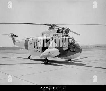 Une vue avant droite d'un garde-côte HH-52Un hélicoptère Sea Guard stationnés sur l'aire de trafic. HH-52A au MCAS El Toro 1966 Banque D'Images