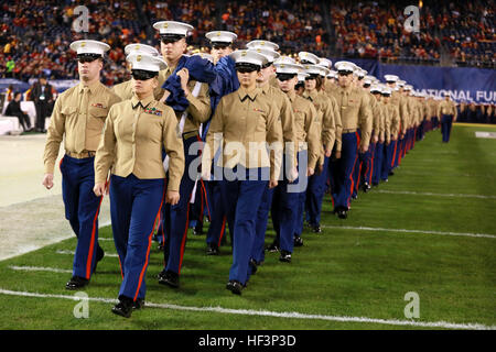 Environ 250 Marines mettez le grand drapeau sur le domaine de Qualcomm Stadium à San Diego, Californie, au cours de l'avant-match de la 38e conférence annuelle de maison de vacances Bol, 30 décembre 2015. Le drapeau pèse 850 livres et s'étend sur toute la zone. Les marines sont avec I Marine Expeditionary Force au Marine Corps Base Camp Pendleton et Marine Corps Air Station Miramar. L'Université du Wisconsin Badgers émergé victorieux sur l'Université de Californie du sud de Troie avec un score final de 23-21. (U.S. Marine Corps photo par Lance Cpl. Timothy Valero) marines se tenir ensemble pour dérouler ancienne gloire au 38e annua Banque D'Images