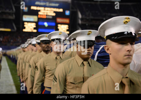 Environ 250 Marines mettez le grand drapeau sur le domaine de Qualcomm Stadium à San Diego, Californie, au cours de l'avant-match de la 38e conférence annuelle de maison de vacances Bol, 30 décembre 2015. Le drapeau, pesant 850 livres, s'étend sur tout le domaine et exige un minimum de 250 personnes pour le soutenir tout en déployé. Les marines sont avec I Marine Expeditionary Force au Marine Corps Base Camp Pendleton et Marine Corps Air Station Miramar. L'Université du Wisconsin Badgers émergé victorieux sur l'Université de Californie du sud de Troie avec un score final de 23-21. (U.S. Marine Corps photo par Lance Cpl. Timoth Banque D'Images