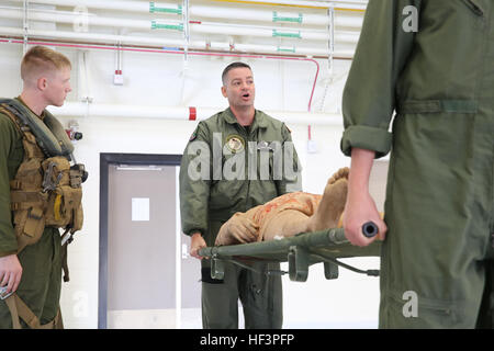 Maître de 2e classe Mark Skaggs Marines enseigne comment bien soulever et transporter des blessés pendant une simulation de scénario d'évacuation de la causalité au Marine Corps Base Camp Pendleton, 27 janvier 2016. Cette formation a été partie de la nouvelle opération de combat transport médical d'urgence de la formation. L'équipage de COMETT expose les urgences médicales et les procédures qu'ils peuvent rencontrer en combat et dans d'autres environnements. Skaggs, un natif de Pensacola, est une médecine de l'appareil de sécurité maritime Groupe corpsman avec 39. (U.S. Marine Corps photo par le Cpl. Jonathan Boynes) Nouvelle formation médicale un écart entre les ponts Banque D'Images