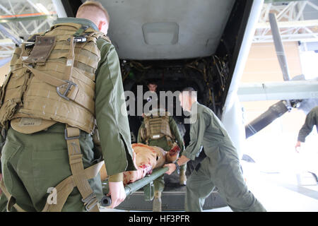 Maître de 2e classe Mark Skaggs enseigne Lance Cpl. Michael Jacobsen comment charger correctement blessés à bord des aéronefs pendant une simulation de l'évacuation des scénario au Marine Corps Base Camp Pendleton, 27 janvier 2016. Cette formation a été partie de la nouvelle opération de combat transport médical d'urgence de la formation. L'équipage de COMETT expose les urgences médicales et les procédures qu'ils peuvent rencontrer en combat et dans d'autres environnements. Jacobsen est un technicien de munitions avec Marine Aircraft Group 39. (U.S. Marine Corps photo par le Cpl. Jonathan Boynes) Nouvelle formation médicale des ponts entre airc Banque D'Images