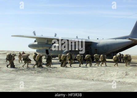 020212-M-7370C-099 de l'opération Enduring Freedom (fév. 12, 2002) -- des Marines (la 26e Marine Expeditionary Unit (MEU) bord d'un ÒHerculesÓ KC-130 affecté à l'escadron aérien deux Refueler-Transport VMGR-252 (deux à cinq) à une base d'opérations avancée. Éléments de la 26e MEU revenaient à Kandahar, en Afghanistan, et ont déployé depuis le navire d'assaut amphibie USS Bataan (DG 5). U.S. Marine Corps photo de l'Adjudant-chef William D. Crow. (Libéré) US Navy 020212-M-7370C-099 C-130 de l'USMC fournit des services de transport pour le 26 MEU Banque D'Images