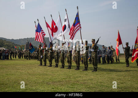 Service Multinational membres sont en formation au cours de la cérémonie d'ouverture de l'exercice Cobra d'or au Royal Thai Marine Corps siège à Sattahip, Thaïlande, le 9 février 2016. Gold Cobra se composera de trois événements primaires : un exercice de poste de commandement, qui comprend un chef supérieur séminaire ; projets d'assistance humanitaire en thaï civique des communautés ; et un champ d'entraînement qui permettront de construire des relations régionales. (U.S. Marine Corps photo par Lance Cpl. Jeremy L. Laboy/libérés) Gold Cobra 2016 Cérémonie d 160209-M-CK339-058 Banque D'Images