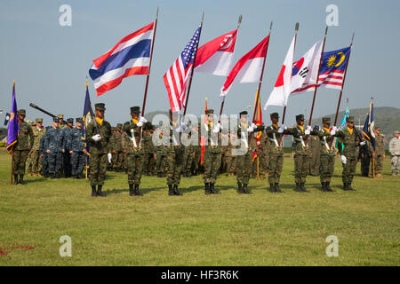 Service Multinational membres sont en formation au cours de la cérémonie d'ouverture de l'exercice Cobra d'or au Royal Thai Marine Corps siège à Sattahip, Thaïlande, le 9 février 2016. Gold Cobra se composera de trois événements primaires : un exercice de poste de commandement, qui comprend un chef supérieur séminaire ; projets d'assistance humanitaire en thaï civique des communautés ; et un champ d'entraînement qui permettront de construire des relations régionales. (U.S. Marine Corps photo par Lance Cpl. Jeremy L. Laboy/libérés) Gold Cobra 2016 Cérémonie d 160209-M-CK339-072 Banque D'Images