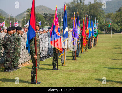 Service Multinational membres sont en formation au cours de la cérémonie d'ouverture de l'exercice Cobra d'or au Royal Thai Marine Corps siège à Sattahip, Thaïlande, le 9 février 2016. Gold Cobra se composera de trois événements primaires : un exercice de poste de commandement, qui comprend un chef supérieur séminaire ; projets d'assistance humanitaire en thaï civique des communautés ; et un champ d'entraînement qui permettront de construire des relations régionales. (U.S. Marine Corps photo par Lance Cpl. Jeremy L. Laboy/libérés) Gold Cobra 2016 Cérémonie d 160209-M-CK339-128 Banque D'Images