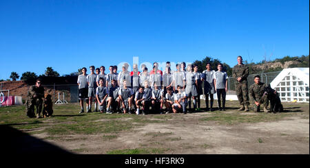 Plus de 30 rapaces Temecula Valley Soccer Club les membres posent avec les conducteurs de chien de travail militaire avec le 1er Bataillon de l'application de la loi, je Marine Expeditionary Force, au cours de la visite à Camp Pendleton, Californie, le 15 février 2016. Les Marines du 1er Groupe Logistique Maritime se sont réunis pour créer une véritable expérience maritime pour les garçons. La visite de trois jours de formation inclus avec les instructeurs, une démonstration des explosifs et munitions, le tir à l'intérieur de l'adresse au tir simulé formateur et un chien de travail militaire démonstration. (U.S. Marine Corps photo par le Sgt. Laura Gauna/libérés) Marine pour Banque D'Images