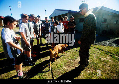 Plus de 30 rapaces Temecula Valley Soccer Club membres animal un chien de travail militaire pendant la visite à Camp Pendleton, Californie, le 15 février 2016. Les Marines du 1er Groupe Logistique Maritime se sont réunis pour créer une véritable expérience maritime pour les garçons. La visite de trois jours de formation inclus avec les instructeurs, une démonstration des explosifs et munitions, le tir à l'intérieur de l'adresse au tir simulé formateur et un chien de travail militaire démonstration. (U.S. Marine Corps photo par le Sgt. Laura Gauna/libérés) Marine pour une journée, l'équipe de soccer de Temecula va derrière les scènes avec 1ère MLG Marines 160215 Banque D'Images