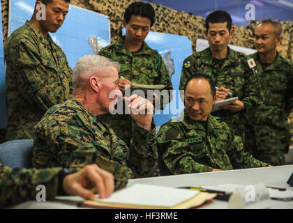 Le général des marines John A. Toolan elle examine les détails opérationnels avec le général de Shinichi Aoki lors d'une réunion tenue en conjonction avec l'exercice Iron Fist 2016 au Marine Corps Base Camp Pendleton, 16 février 2016. Iron Fist est un annuel, exercice d'entraînement amphibie bilatéral visant à améliorer le Corps des Marines des États-Unis et du Japon d'autodéfense au sol de planifier, de communiquer et de mener des opérations amphibies au peloton, compagnie, bataillon et niveaux. Le lieutenant général Toolan est le général commandant de l'United States Marine Corps Forces, Pacifique et le général de Aoki est le De Banque D'Images