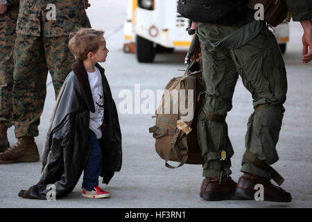 Logan, l'âge de 3 ans, suit son père lors d'un retour à la cérémonie au Marine Corps Air Station Cherry Point, N.C., 16 février 2016. Les Marines et les marins à l'Escadron de Guerre électronique tactique maritime 3 retourné à la station d'air après un déploiement de six mois à l'appui de la United States Pacific Command commandant de combat, Marine Aircraft Group 12, 1er avion Marine avec l'Escadre expéditionnaire EA-6B) capacités de guerre électronique. (U.S. Marine Corps photo par le Cpl. N.W. Huertas/libérés) Moondogs accueillis par la famille, d'amis après le déploiement 160216-M-RH401-094 Banque D'Images