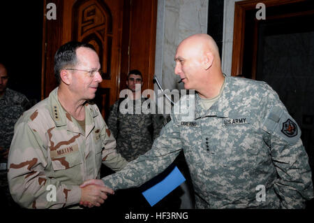 091218-M-9508D-001 LA VICTOIRE DU CAMP, l'Iraq (31 déc. 18, 2009). Mike Mullen, chef d'état-major interarmées, est accueilli par l'armée américaine le Général Ray Odierno, commandant général du Multi-National Force-Iraq (MNF-I), à l'Al-Faw Palace, de l'Iraq. (U.S. Marine Corps photo par le s.. M. Deanda Guadalupe III/libérés) US Navy 091218-M-9508D-001 Adm. Mike Mullen est accueilli par le général de l'Armée américaine à la Ray Odierno Al-Faw Palace, de l'Iraq Banque D'Images