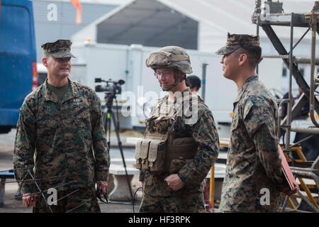 Le général de brigade du Corps des Marines américain Russell A. Sanborn (gauche), général commandant la 1ère Marine Aircraft Wing parle avec LCpl Marines des États-Unis. Michael Hundley (centre) avec du bataillon logistique de combat 31, 31e Marine Expeditionary Unit qu'il participe à une opération d'évacuation de non-combattants au cours de l'or 16 démonstration Cobra à U-Tapao, en Thaïlande, le 17 février 2016. CG16 est un exercice d'entraînement multinational développé pour renforcer la sécurité et l'interopérabilité entre le Royaume de Thaïlande, les États-Unis et les autres nations participantes. (Photo par GySgt Ismael Pena/libérés) l'évacuation de non-combattants s'élève Banque D'Images