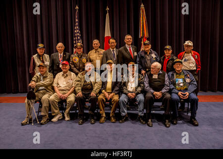 Le général John Paxton Jr., commandant adjoint du Corps des Marines, M. Hiroyasu Izumi, chef de mission adjoint, Ambassade du Japon aux États-Unis, de vétérans DE LA SECONDE GUERRE MONDIALE, et les membres de l'Association d'Iwo Jima d'Amérique posent pour une photo après un service commémoratif pour commémorer le 71e anniversaire de la bataille d'Iwo Jima dans Crawford Hall, Marine Barracks Washington, D.C., le 19 février, 2016. Après le service, Iwo survivants, famille et amis ont participé à une cérémonie de dépôt de gerbes au Monument commémoratif de guerre du Corps des Marines, Arlington, Va. Le groupe s'est rendu dans la région de prendre part à la Banque D'Images