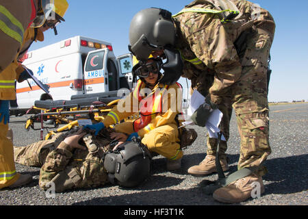 T.J. paramédic Holliday (au centre) discute avec un patient simulé Californie Garde Nationale de l'Armée Le lieutenant-colonel Jim Brinkman, le chirurgien de brigade à l'Administration centrale et de l'Administration centrale, de l'entreprise 40e Brigade d'aviation de combat au cours de l'exercice d'élaboration du plan d'accident au Camp Buehring, le Koweït, le 24 février. Un plan d'avant l'accident prépare des organismes civils et militaires de travailler ensemble en cas de situation d'urgence. (U.S. Photo de l'armée par le sergent. Ian M. Kummer, 40e Brigade d'aviation de combat Public Affairs) 40e CAB exécute le plan d'avant l'accident 160224-Z-JK353-003 Banque D'Images