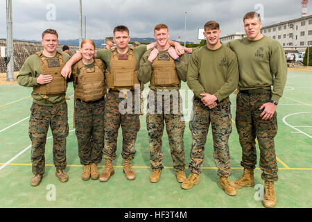 Marines avec le bureau du grand prévôt de l'unité K-9 posent pour une photo après avoir remporté le concours de Chosin congelé au Marine Corps Air Station Iwakuni, Japon, le 25 février 2016. Des équipes constituées de six membres a réalisé une série d'événements, y compris un tirez vers le haut et s'asseoir, un concours 5K d'approvisionnement, un 600 mètres de natation, 250 mètres puis construire et présenter l'éducation militaire professionnelle. Le gagnant de l'événement devra soit prendre un voyage à Iwo Jima ou la zone démilitarisée, une bande de terre en travers de la péninsule coréenne, qui sert de zone tampon entre la Corée du Nord et du Sud. Crossing Banque D'Images