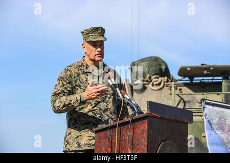 Le brig. Le général David Coffman, commandant général adjoint, je Marine Expeditionary Force, parle aux médias lors d'une conférence de presse à l'exercice de débarquement amphibies (PHIBLEX) pour l'exercice Iron Fist en 2016. PHIBLEX est un exercice d'atterrissage impliquant des Marines des États-Unis les marins et les soldats japonais, lancé à partir de l'USS Somerset (LPD 25), sur les plages de Marine Corps Base Camp Pendleton. Iron Fist est un annuel, exercice d'entraînement amphibie bilatéral visant à améliorer la capacité de l'USMC et JGSDF pour planifier, communiquer et mener des opérations amphibies au peloton, compagnie et Catherine Flaesch-mougin Banque D'Images