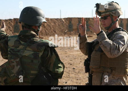 Une aire marine donne des instructions à un soldat de l'Armée nationale afghane de l'adresse au tir de combat au cours d'une plage dans la province de Helmand, Afghanistan, janv. 5. Marines avec la Compagnie Alpha, 1er Bataillon, 6e Régiment de Marines de former et de vivre aux côtés de leurs homologues afghans dans un effort pour renforcer la force de l'Armée nationale afghane et à rendre les opérations dans la région axée sur l'Afghanistan. Des soldats afghans apprendre les bases d'infanterie de Marines DVIDS238010 Banque D'Images