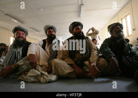 Les hommes afghans écouter en tant que membre de la police nationale afghane parle lors d'une shura, 9 janvier. 3e Bataillon, 4e Régiment de Marines récemment mélangé de l'ancienne à la nouvelle quand ils ont organisé une grande réunion, le 9 janvier, où les anciens de la ville de Delaram, les villages environnants, y compris ceux de villes situées dans les provinces voisines de Farah et de Helmand est venu parler avec l'autre sur les préoccupations locales et d'entendre ce que les gouvernements locaux. Marines organise un forum pour promouvoir des solutions pour des problèmes afghans Afghan DVIDS238614 Banque D'Images