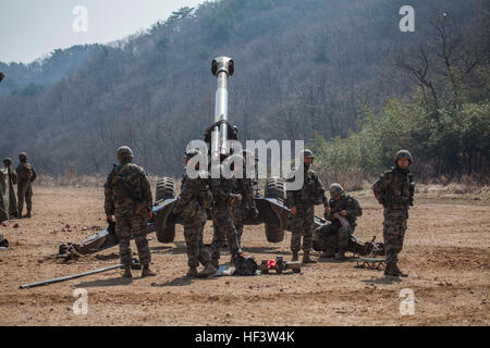 République de Corée marines affectés à Bravo Batterie, 11e Bataillon, lre Division, attendre leur feu mission à Sanseori, Corée du Sud, dans le cadre de l'exercice Ssang Yong 16, 15 mars 2016. Ssang Yong est un exercice amphibie combinée biennale menée par les forces américaines avec la République de Corée, de la Marine et du corps de l'armée australienne et de la Royal New Zealand Army forces afin de renforcer l'interopérabilité et les relations de travail dans un large éventail d'opérations militaires. Les Marines et les marins de la 31e MEU sont actuellement en poste en Corée dans le cadre de leur déploiement au printemps de l'Europe Banque D'Images