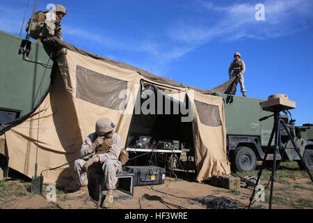 MARINE CORPS BASE CAMP PENDLETON, en Californie - Marines avec batterie Q, 5e Bataillon, 11e Régiment de Marines, je Marine Expeditionary Force, mettre en place le central de tir pendant un exercice de tir de Printemps à Camp Pendleton, 31 mars 2016. Pour garantir l'état de préparation des missions de tir, ont été coordonnées et appelé à des intervalles aléatoires par le quartier général. Les Marines manning l'artillerie armes étaient prêts à faire feu rapide et précise de commandement pendant l'exercice d'entraînement interarmes. (U.S. Marine Corps Photo par le Cpl. Demetrius Morgan/libérés) Toujours prêt, de l'artillerie de marine Brasser pendant Spr Banque D'Images