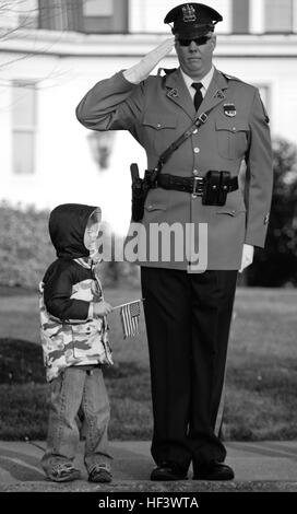 Un agent de police salue la procession pour le Sgt. Christopher R. Hrbek, 25 ans, Westwood, N.J., native, janv. 21. Il est escorté de Dover Air Force Base, Del., passé des rues bordées de personnes agitant des drapeaux américains à Beckers salon funéraire. Hrbek, 3e Bataillon, 10e Régiment de Marines, l'équipe de combat régimentaire, 7 II Marine Expeditionary Force, cannoneer d'artillerie, est mort le 14 janvier alors que des opérations de combat dans la province de Helmand, en Afghanistan. Il est prévu pour recevoir une médaille de l'Étoile de bronze avec dispositif de distinction au combat le 23 janvier à ses funérailles. La médaille a été approuvé pour sauver la vie de Banque D'Images