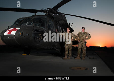 Le capitaine Nicki Burtcher, une infirmière en soins intensifs en route, et le Sgt. Janet Johnson, infirmier de la Compagnie C, 2e Bataillon, 104e Régiment d'aviation, 40e Brigade d'aviation de combat, sont stationnés au Camp Buehring, le Koweït. Johnson a été déployé avec le 40e CAB au Koweït en décembre dernier. (U.S. Photo de l'armée par le sergent. Ian M. Kummer, 40e Brigade d'aviation de combat Public Affairs) Femme Warriors déployer avec 40e CAB 160331-Z-JK353-002 Banque D'Images