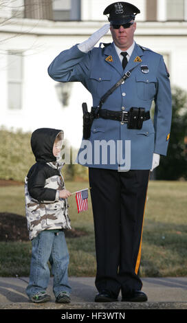 Un agent de police salue la procession pour le Sgt. Christopher R. Hrbek, 25 ans, Westwood, N.J., native, janv. 21. Il est escorté de Dover Air Force Base, Del., passé des rues bordées de personnes agitant des drapeaux américains à Beckers salon funéraire. Hrbek, 3e Bataillon, 10e Régiment de Marines, l'équipe de combat régimentaire, 7 II Marine Expeditionary Force, cannoneer d'artillerie, est mort le 14 janvier alors que des opérations de combat dans la province de Helmand, en Afghanistan. Il est prévu pour recevoir une médaille de l'Étoile de bronze avec dispositif de distinction au combat le 23 janvier à ses funérailles. La médaille a été approuvé pour sauver la vie de Banque D'Images