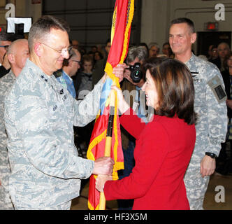 Le lieutenant-gouverneur de l'État de New York. Kathleen C. Hochul (à droite) remet le New York State Division des affaires militaires et navales (DMNA) couleurs au Major général Anthony allemand (à gauche), faisant de lui le 53e de l'adjudant général de la Garde Nationale de New York pendant l'achange de commandement cérémonie au siège de DMNA Latham, le 7 avril 2016. L'allemand a assumé les fonctions d'adjudant général, le Général Patrick Murphy, qui est devenu le 52e de l'adjudant général de l'État de New York en 2010. L'adjudant général de New York est responsable pour le gouverneur de New York de l'état de préparation et de formation des 10 300 membres du bras de New York Banque D'Images