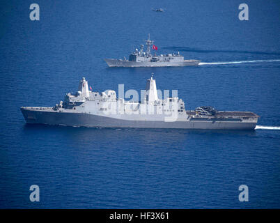 160407-M-CV548-120 MER MÉDITERRANÉE (7 avril 2016)- Le quai de transport amphibie USS Arlington (LPD 24) transits en formation avec les forces de la marine turque Gediz TCG (F-495) au cours d'un exercice d'entraînement bilatéral. La 26e MEU est déployée à la 6e zone de responsabilité de la flotte à l'appui des intérêts de sécurité nationale des États-Unis en Europe. (U.S. Marine Corps photo par le Cpl. Jeraco Jenkins /relâché). USS Arlington (LPD-24) en cours avec la frégate turque Gediz TCG (F495) en avril 2916 Banque D'Images