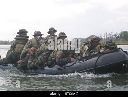 Les Marines de la Golf Company, Battalion Landing Team, 2nd Battalion, 2nd Marines, 24th Marine Expeditionary Unit (Special Operations capable) se déplacent vers leur objectif en utilisant des engins de reconnaissance en caoutchouc de combat lors d'un exercice d'entraînement de raid nocturne à New River Inlet, Caroline du Nord. L'exercice développe des opérations nocturnes et des habiletés amphibies. Banque D'Images
