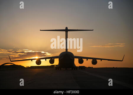 Un C-17 Globemaster III transporte des Marines américains avec le Marine Light Attack Helicopter Squadron 367 et le Marine Aviation Logistics Squadron 24, y compris un hélicoptère UH-1Y Venom, à la Royal Australian Air Force base Darwin, Australie, le 20 avril 2016. Les Marines, en tant qu'élément de combat aérien dans une Force opérationnelle Air-sol des Marines de 1 250 membres, fournissent un soutien aérien à la Marine rotation Force - Darwin pendant un déploiement de six mois. Banque D'Images