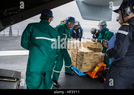 MV-22 Osprey escadron, l'escadron à rotors basculants moyen maritime (VMM) 265 (renforcée), joint à la 31e unité expéditionnaire de marines, est arrivé à Iwakuni Marine Corps Air Station, Japon, les 17 et 18 avril 2016, à l'appui du gouvernement du Japon, les efforts de secours à la suite du terrible tremblement de terre près de Kumamoto. L'alliance de longue date entre le Japon et les États-Unis permet aux forces militaires américaines au Japon pour fournir rapidement un appui intégré le haut des forces japonaises d'autodéfense civile et les efforts de secours. (U.S. Marine Corps photo par le Cpl. Nicole Zurbrugg/libérés) Japon Earthquake Relief 2016 160423-M-OH021-27 Banque D'Images