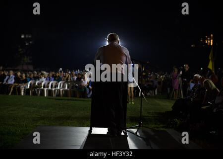 Bill Buckley, le Vice-président des services et de l'Australie, la Ligue commence l'Australian and New Zealand Army Corps jour Aube Service dans Darwin, Territoire du Nord, Australie, le 25 avril 2016. L'ANZAC day commémore l'anniversaire de l'atterrissage de l'Australian and New Zealand Army Corps sur les rives de Gallipoli pendant la Première Guerre mondiale et est devenu une maison de vacances en Australie et Nouvelle-Zélande en hommage aux anciens combattants. La Force de rotation avec Marine marines - Darwin a honoré la maison de vacances en marchant dans la parade et participant à la cérémonie. MRF-D permet aux Marines américains et des membres de l'Australian Banque D'Images