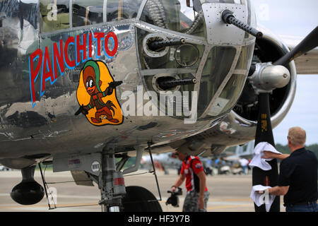 Le B-25 "San Martin" est préparé pour une répétition avant le vol 2016 Marine Corps Air Station Cherry Point Air Show - "depuis 75 ans" au MCAS Cherry Point, N.C., 29 avril 2016. Le B-52 San Martin, une deuxième guerre mondiale, Bombardier fait partie de la Fondation du Musée du Delaware et les handicapés vétérans américains Airshow Programme de sensibilisation. Sa mission est d'informer le public et l'honneur des anciens combattants. Cette année, l'air show célébré MCAS Cherry Point et 2 du 75e anniversaire de l'aile d'avion. Cherry Point est l'endroit parfait pour un spectacle aérien en raison de son énorme système de piste, vaste ligne de vol et Banque D'Images