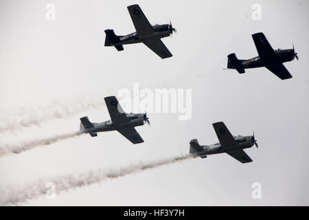 Le P-51 Mustang Vol du patrimoine rend hommage aux membres des forces armées au cours de son vol à la 2016 MCAS Cherry Point Air Show - "depuis 75 ans" au Marine Corps Air Station Cherry Point, N.C., 29 avril 2016. Le P-51 Mustang Vol du patrimoine actuel et les chasseurs d'attaque en vol avec la Seconde Guerre mondiale, la Corée et le Vietnam, qui utilisent des combattants de l'ère flight pour honorer le courage des hommes et des femmes dans l'Armée de l'air américaine. Cette année, l'air show célébré MCAS Cherry Point et 2nd Marine Aircraft Wing's 75e anniversaires et les 40 expositions statiques, 17 artistes de l'antenne et un concert. 2016 Banque D'Images