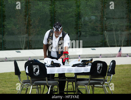 Membre de l'opération Rolling Thunder, Inc., NC-5, allume une bougie sur le prisonnier de guerre/manquantes dans le tableau d'action au cours de la guerre du Vietnam, cérémonie à l'Lejeune Memorial Gardens à Jacksonville N.C., 30 avril 2016. La cérémonie rend hommage à tous ceux qui ont sacrifié tout en célébrant les réalisations et la persévérance de tous les anciens combattants de l'ère du Vietnam. (U.S. Marine Corps photo par Lance Cpl. MCIEAST Careaf L., Henson/libérés de la Caméra de combat) La Journée de reconnaissance des anciens combattants du Vietnam 160430-M-BA796-116 Banque D'Images