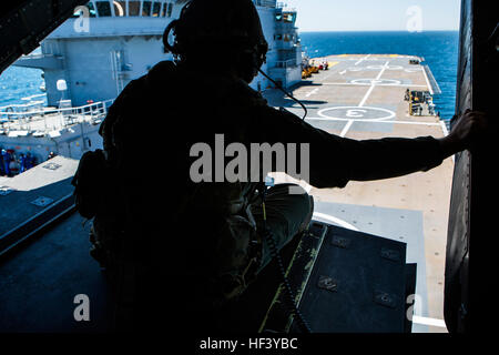 Le sergent du Corps des Marines des États-Unis. Brett D. Hankins, chef d'équipe avec l'escadron 263 à rotors basculants Support Marine, Marine à des fins spéciales Les Force-Crisis Response-Africa Tâche, observe à l'arrière d'un MV-22B Balbuzard comme il se prépare à atterrir sur le pont d'envol du navire d'assaut amphibie français BPC Dixmude, Golfe de Cadix, Espagne, le 2 mai 2016. SPMAGTF-CR-AF au débarquement des Marines à bord du BPC Dixmude à renforcer encore la coopération bilatérale et l'interopérabilité entre les deux armées. (U.S. Marine Corps photo par le Sgt. Kassie L. McDole/libérés) accrocher serré (26660180890) Banque D'Images