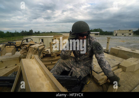 La CPS. Michael Peach, un membre d'un équipage de char avec le New Jersey Army National Guard's H Troop, 2e Escadron, 278e régiment de cavalerie blindée, regarde vers le bas de son équipage's M1A1 Abrams tank tout en surveillant les radios au cours de la partie de l'évacuation des blessés Le Général Gordon Sullivan Cup meilleur équipage de char compétition à Fort Benning, Géorgie, le mardi 3 mai 2016. Le Sullivan tasse les équipages d'essais tout au long de l'Armée sur tout, de l'artillerie à monté la navigation terrestre, l'entretien et les soins aux blessés au combat dans une variété de défis physiques et mentaux pour déterminer le meilleur char de l'Armée de cr Banque D'Images