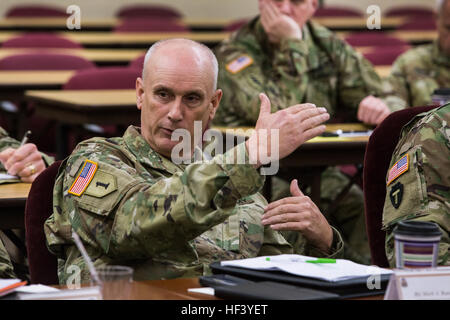 Le général Robert B. Abrams, Commandant, Commandement des forces de l'armée américaine, se réunit avec les adjuvats' généraux et leurs représentants de l'Agence fédérale de gestion des urgences Les régions 1 et 2, qui inclut le Connecticut, Maine, Massachusetts, New Hampshire, New Jersey, New York, Puerto Rico, Rhode Island, Vermont, et les Îles Vierges, au New Jersey, la formation conjointe de la Garde nationale et de la formation, Centre de développement de l'at Joint Base McGuire-Dix-Lakehurst, N.J., 5 mai 2016. La réunion est une partie d'une série d'engagements entre le commandant FORSCOM et adjudants généraux qui fournissent un forum pour les informations Banque D'Images