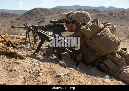 Le Cpl. Benjamin T. Orner, rifleman, 2e Bataillon, 8e Régiment de Marines, dirige Lance Cpl. Adam B. Harris, rifleman, 2/8, comme il tire un M249 Squad arme automatique lors d'un assaut sur gamme 410A à bord du Marine Corps Air Ground Combat Center Twentynine Palms, Californie, le 8 mai 2016, dans le cadre de l'exercice d'entraînement intégré 3-16. L'ITX est constitué d'un cycle de formation intensive impliquant une série d'exercices de tir réel progressif qui permet d'évaluer la capacité et l'adaptabilité d'une force d'environ 3 500 soldats et marins. (Marine Corps photo par Lance Cpl. Levi Schultz/libérés) 'Amer Banque D'Images