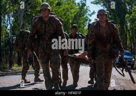 Les membres de l'armée australienne avec 5e Bataillon du Royal Australian Regiment, de simuler le transport d'un blessé victime à l'extérieur de Robertson Barracks, Darwin, Australie, le 12 mai 2016, les Marines américains ont travaillé en collaboration avec les membres de l'Australie au cours de l'objet l'un pour le caporal Classe # 0245. L'expérience d'un sujet pour le caporal Classe # 0245 ensemble permet à chacun de s'entraîner et apprendre les uns des autres au cours de la Force de rotation maritime - Darwin (MRF-D). MRF-D est un déploiement de six mois de Marines dans Darwin, Australie, où ils pourront effectuer des exercices et former avec l'Australian Defence Force Banque D'Images