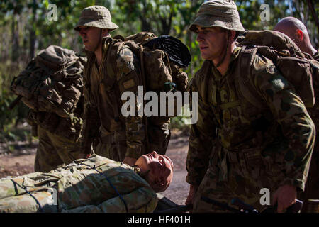 Les membres de l'armée australienne avec 5e Bataillon du Royal Australian Regiment, de simuler le transport d'un blessé victime à l'extérieur de Robertson Barracks, Darwin, Australie, le 12 mai 2016, les Marines américains ont travaillé en collaboration avec les membres de l'Australie au cours de l'objet l'un pour le caporal Classe # 0245. L'expérience d'un sujet pour le caporal Classe # 0245 ensemble permet à chacun de s'entraîner et apprendre les uns des autres au cours de la Force de rotation maritime - Darwin (MRF-D). MRF-D est un déploiement de six mois de Marines dans Darwin, Australie, où ils pourront effectuer des exercices et former avec l'Australian Defence Force Banque D'Images