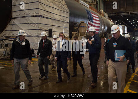 Le Secrétaire de la Défense Ash Carter promenades avec General Dynamics Electric Boat Tours Installation leaders comme il l'installation dans la région de New London (Connecticut), au cours d'une visite le 24 mai 2016 . (Photo par le conseiller-maître Sgt. Adrian Cadix)(SD) Parution tours en bateau électrique mondial 160524-D-DT527-060 Banque D'Images