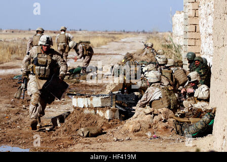 La province d'Helmand, République islamique d'Afghanistan - Un peloton de marines avec des armes, la Compagnie Charlie, 1er Bataillon, 3e Régiment de Marines, sprints dans l'axe de mitrailleuses lourdes pour fournir une carte après une fusillade avec des insurgés talibans 9 Février au "Incendie" intersection, un carrefour de routes reliant la partie nord de la place forte des insurgés de Marjeh avec le reste de la province de Helmand. Marines de Charlie Co. a effectué une attaque par hélicoptère, plus tôt le matin pour profiter de la région. Marine Corps officiel (photo par le Sgt. Brian A. Tuthill) Flickr - DVIDSHUB - Marines Lutte Insurg Banque D'Images