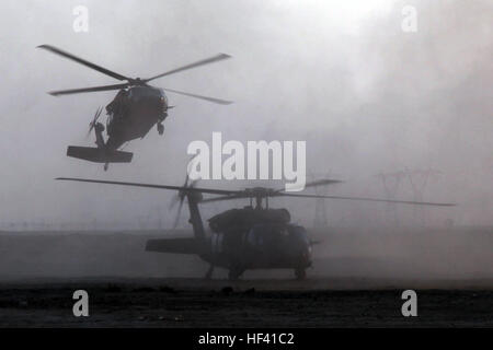 La Force de réaction de l'antenne complète sa formation avec un exercice conjoint en commençant par l'UH-60 Black Hawks Landing dans un champ vide à Bassorah, Irak, le 10 février. L'exercice conjoint a été menée par Premier bataillon, 377Force de réaction de l'antenne, 17e brigade des incendies, Première Division d'infanterie de la 14e Commandos attaché au 14 Division de l'armée iraquienne. Flickr - DVIDSHUB - Exercice de sécurité Banque D'Images