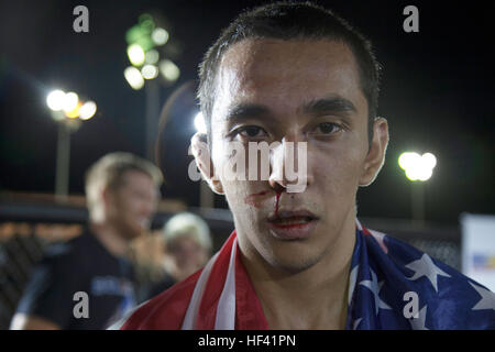 Un événement d'arts martiaux mixtes a lieu à Del Valle Field à bord du Marine corps Air Ground combat Center, Twentynine Palms, Californie, le 10 juin 2016, avec des combattants amateurs en compétition dans le cadre de Fight Night Live. Banque D'Images