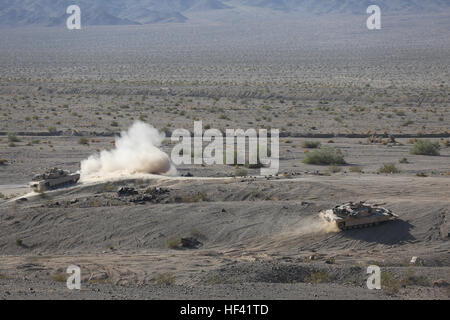 1er Bataillon de fusiliers marins avec réservoir, 1 Division de marines fire canon obus de M1A1 Abrams réservoirs dans les positions ennemies simulées, fournissant des fusiliers avec le feu pour couvrir l'entreprise, 3e Bataillon, 7e Régiment de Marines à mesure qu'ils progresseront dans à bord de véhicules d'assaut amphibie Marine Corps Air Ground Combat Center Twentynine Palms, Californie, le 12 juin 2016. L'assaut mécanisé a fait partie de l'évaluation d'État de combat du Corps des Marines, qui prépare les Marines et affine de leurs compétences pour un déploiement prochain avec le Groupe de travail air-sol marin - La réponse aux crises - Centre de Co Banque D'Images